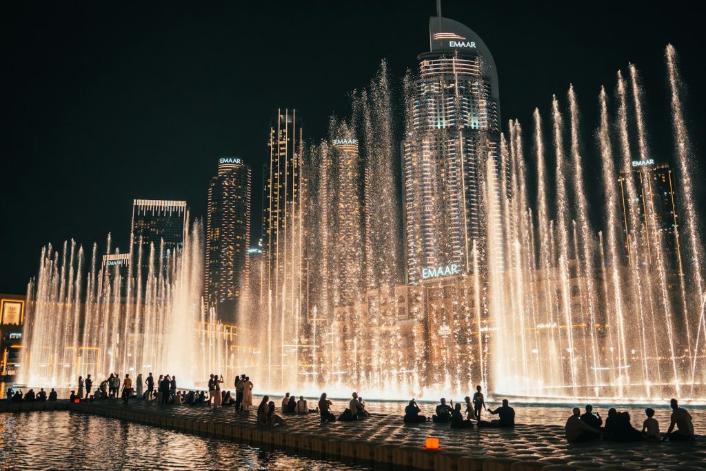 Spectacle de fontaine dansante avec jets d eau illumines